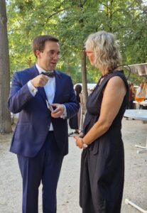 Das Foto zeigt den Bundestagsabgeordneten Konrad Körner, CSU im Gespräch mit der Access-Geschäftsführerin Andrea Seeger.
