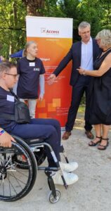Wir sehen den Landtagsabgeordneten Christian Zwanziger im Gespräch mit Mitarbeitenden von Access.