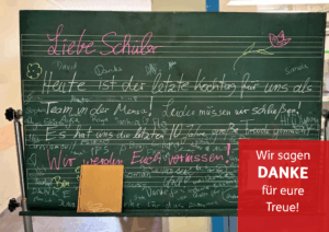 Zu sehen ist eine Schultafel mit vielen Grußbotschaften.