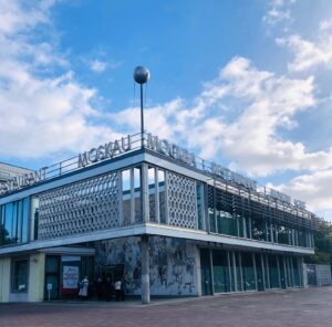 Eine Außenansicht des Café Moskau in Berlin.