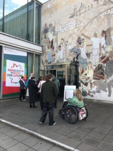 Gäste des Jahresempfangs vor dem Café Moskau in Berlin.