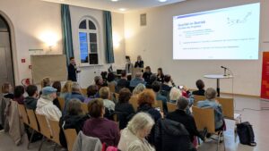 Matthias Hauenstein von der Boxdorfer Werkstatt stellt dem Plenum das Projekt Qualität im Betrieb vor.