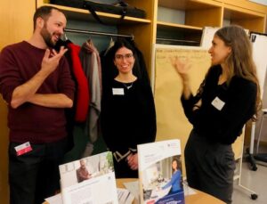 Drei Personen im Gespräch.