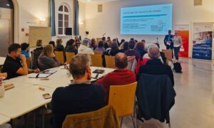 Das Publikum des Regionalforums von hinten fotografiert.