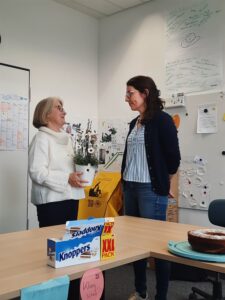 Claudia Drechsel von IBB überreicht Janina Grosch ein Geschenk.