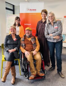 Ein Gruppenbild zeigt Mitarbeitende von Access und der BAG UB zusammen mit dem bayerischen Behindertenbeauftragten Holger Kiesel.
