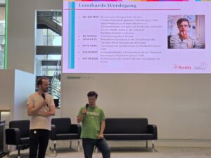 Marco Schrage (Access) und Leonhard Ley während eines Vortrags auf der InkluJob Mittelfranken.