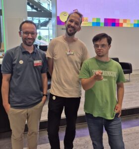 Von links nach rechts: Thomas Dirr und Marco Schrage, beides Inklusionsberater bei Access. Neben ihnen steht Leonhard Ley, Arbeitsexperte und Mitarbeiter des Neuen RundfunkmuseumsFürth.