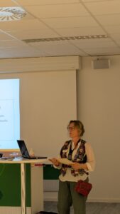 Annerose Kaiser von Access hält einen Vortrag während der InkluJob Mittelfranken.